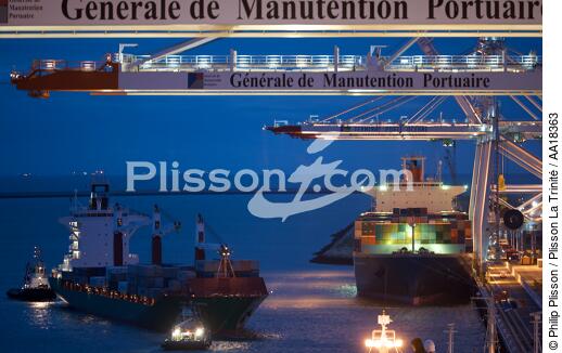 Porte conteneurs au Havre. - © Philip Plisson / Plisson La Trinité / AA18363 - Nos reportages photos - Nuit