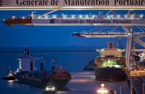Container ship in Le Havre. © Philip Plisson / Plisson La Trinité / AA18363 - Photo Galleries - Night