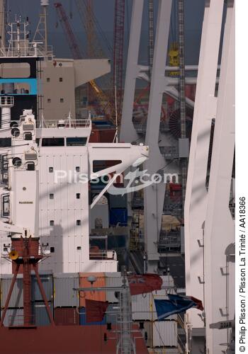 Porte conteneurs au Havre. - © Philip Plisson / Plisson La Trinité / AA18366 - Nos reportages photos - Porte-conteneurs, la démesure