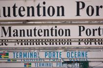 Portiques dans le port du Havre. © Philip Plisson / Pêcheur d’Images / AA18367 - Nos reportages photos - Porte-conteneurs, la démesure