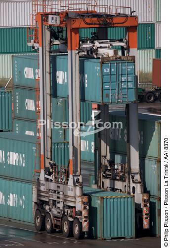Conteneurs dans le port du Havre. - © Philip Plisson / Plisson La Trinité / AA18370 - Nos reportages photos - Ville [76]
