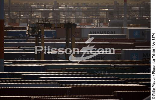 Containers in the port of Le Havre. - © Philip Plisson / Plisson La Trinité / AA18374 - Photo Galleries - CMA CGM Marco Polo