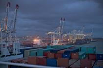 Porte Conteneur dans le port du Havre. © Philip Plisson / Plisson La Trinité / AA18382 - Nos reportages photos - Ville [76]