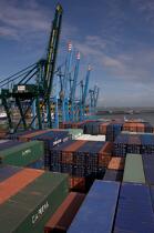 Dans le port de Zeebrugge en Belgique. © Philip Plisson / Plisson La Trinité / AA18421 - Nos reportages photos - Porte-conteneurs, la démesure