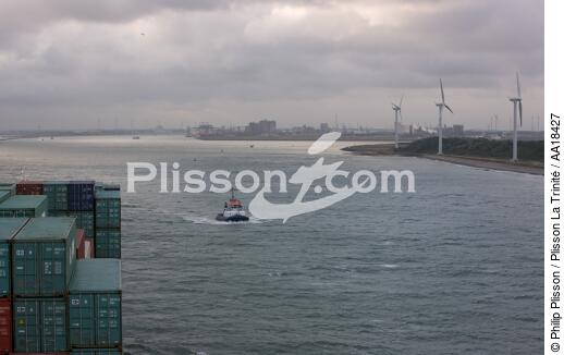 In the port of Rotterdam. - © Philip Plisson / Plisson La Trinité / AA18427 - Photo Galleries - Windpump