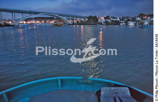 Départ en baie de Quiberon pour ce ponton ostréicole. - © Philip Plisson / Plisson La Trinité / AA18448 - Nos reportages photos - Pont