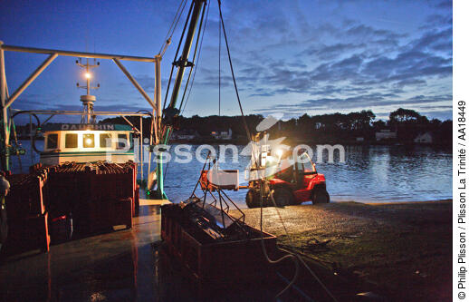 Au petit matin, au chantier, le ponton dragueur est prêt pour le départ. - © Philip Plisson / Pêcheur d’Images / AA18449 - Nos reportages photos - L'ostréiculture