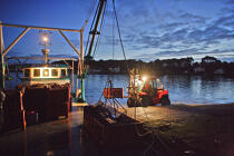 Au petit matin, au chantier, le ponton dragueur est prêt pour le départ. © Philip Plisson / Plisson La Trinité / AA18449 - Nos reportages photos - Moment de la journée