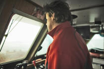 Dans la cabine, la commande des dragues demande beaucoup de précision dans le roulis. © Philip Plisson / Plisson La Trinité / AA18476 - Nos reportages photos - L'ostréiculture