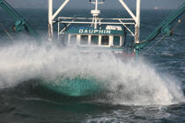 25 noeuds de vent. La barge est chahutée par la houle. © Philip Plisson / Plisson La Trinité / AA18481 - Nos reportages photos - Ostréiculteur