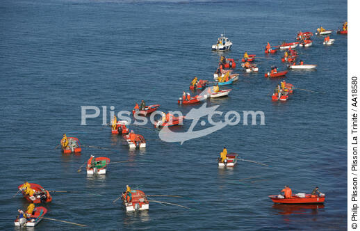 Clams fishing in Galicia - © Philip Plisson / Plisson La Trinité / AA18580 - Photo Galleries - Rowing boat