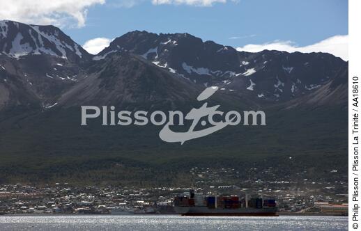 Ushuaia en Patagonie. - © Philip Plisson / Plisson La Trinité / AA18610 - Nos reportages photos - Porte-conteneurs, la démesure