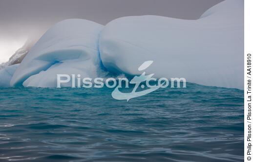 Antarctica. - © Philip Plisson / Plisson La Trinité / AA18910 - Photo Galleries - Iceberg