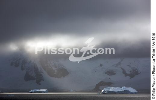 Antarctica. - © Philip Plisson / Plisson La Trinité / AA18916 - Photo Galleries - Iceberg