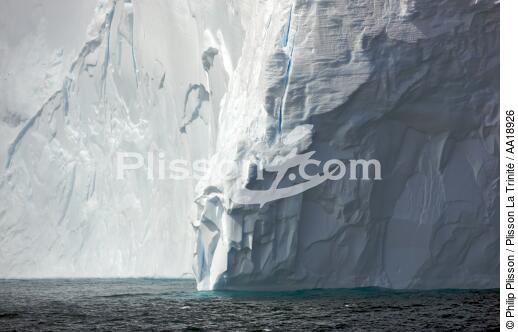 Antarctica. - © Philip Plisson / Plisson La Trinité / AA18926 - Photo Galleries - Iceberg