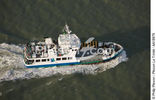 The ferry of Aix island. - © Philip Plisson / Plisson La Trinité / AA18979 - Photo Galleries - Ferry