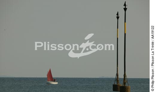 Small sailing boat in front of Chausey. - © Philip Plisson / Plisson La Trinité / AA19122 - Photo Galleries - Buoys and beacons