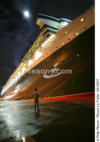 The Queen Mary 2 docked in Fort-de-France. - © Philip Plisson / Plisson La Trinité / AA19207 - Photo Galleries - Town [Mart]