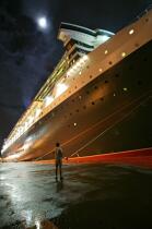 The Queen Mary 2 docked in Fort-de-France. © Philip Plisson / Plisson La Trinité / AA19207 - Photo Galleries - Night