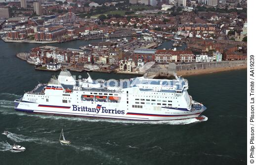 Ferry devant Portsmouth. - © Philip Plisson / Plisson La Trinité / AA19239 - Nos reportages photos - Ferry