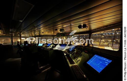 On board a containership in Hong Kong - © Philip Plisson / Plisson La Trinité / AA19249 - Photo Galleries - Containerships, the excess