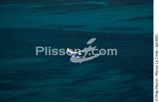 Hydravion sur les côtes de Sardaigne. - © Philip Plisson / Plisson La Trinité / AA19251 - Nos reportages photos - Hydravion