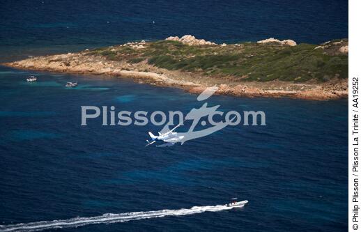 Hydroplane on the coast of Sardinia. - © Philip Plisson / Plisson La Trinité / AA19252 - Photo Galleries - Island [It]