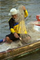 Pêcheur à Bangkok. © Philip Plisson / Plisson La Trinité / AA19297 - Nos reportages photos - Fleuve