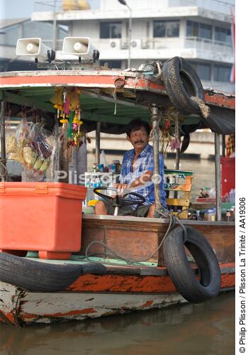 Dans le port de Bangkok. - © Philip Plisson / Plisson La Trinité / AA19306 - Nos reportages photos - Homme