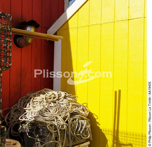 Yellow shelter in Portland - © Philip Plisson / Plisson La Trinité / AA19405 - Photo Galleries - Cabin