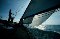 Eric Tabarly sur Pen Duick. © Philip Plisson / Plisson La Trinité / AA19456 - Nos reportages photos - Yachting