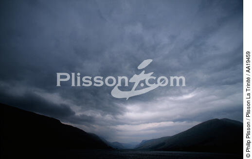 Le Loch Long sur la rive droite de la Clyde. - © Philip Plisson / Plisson La Trinité / AA19459 - Nos reportages photos - Rivière [Eco]
