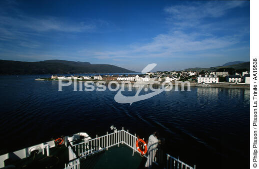 Back on the Mainland by the Ullapool - © Philip Plisson / Plisson La Trinité / AA19538 - Photo Galleries - Site of interest [Scot]