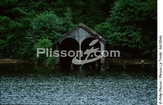 Petit abris pour les canaux de plaisance au nord du Loch Ness - © Philip Plisson / Plisson La Trinité / AA19544 - Nos reportages photos - Site [Eco]