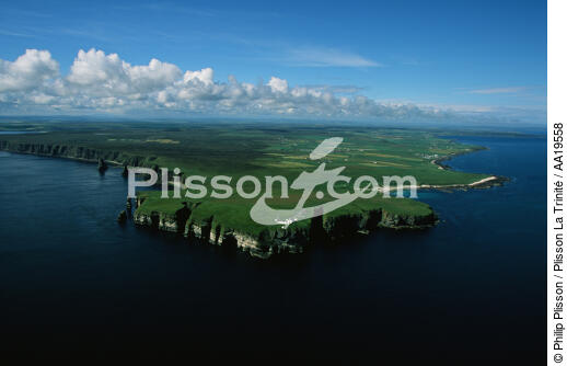 Fishermen from the north lay their lockers at the foot of Cape Wrath - © Philip Plisson / Plisson La Trinité / AA19558 - Photo Galleries - Fisherman