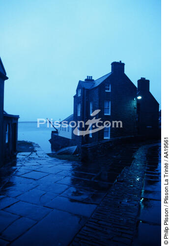 In the morning, winding cobbled streets of Stromness - © Philip Plisson / Plisson La Trinité / AA19561 - Photo Galleries - Road