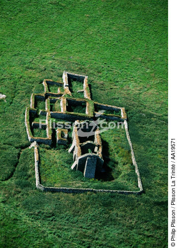 Ruins of a monastery dating from the twelfth century on the island of Eynhallow - © Philip Plisson / Plisson La Trinité / AA19571 - Photo Galleries - Island [Scot]