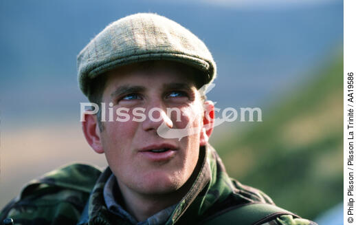 A guard hunting in the Highlands - © Philip Plisson / Plisson La Trinité / AA19586 - Photo Galleries - Scotland