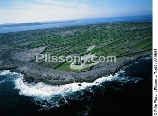 Le phare Inisheer en Irlande - © Philip Plisson / Plisson La Trinité / AA19666 - Nos reportages photos - Ile [Irl]