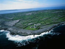 Inisheer lighthouse in Ireland © Philip Plisson / Plisson La Trinité / AA19666 - Photo Galleries - Island [Ire]