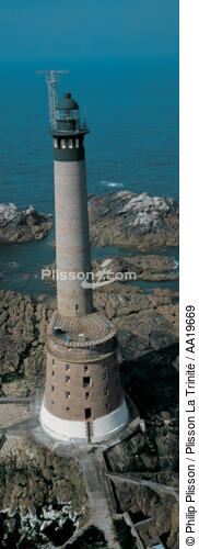 Le phare des roches Douvres en France - © Philip Plisson / Plisson La Trinité / AA19669 - Nos reportages photos - Panoramique vertical