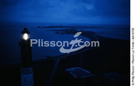Sein Lighthouse in France - © Philip Plisson / Plisson La Trinité / AA19709 - Photo Galleries - Night