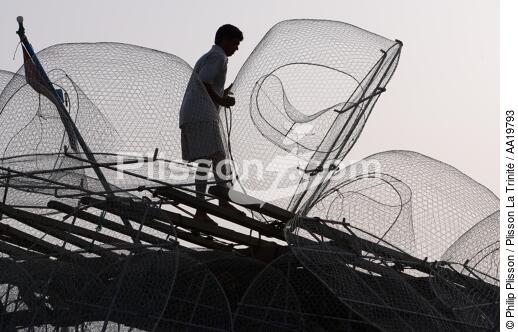 Chargement de casiers à Sharjah - © Philip Plisson / Plisson La Trinité / AA19793 - Nos reportages photos - Materiel de pêche