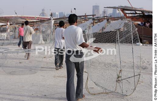 Chargement de casiers à Sharjah - © Philip Plisson / Plisson La Trinité / AA19794 - Nos reportages photos - Caseyeur