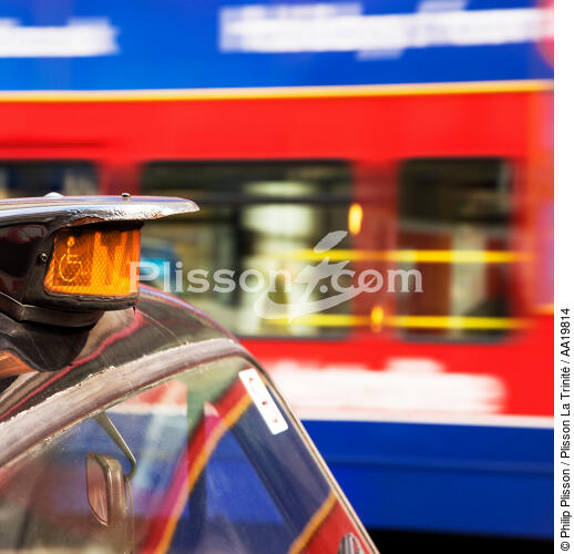 Taxi à Londres. - © Philip Plisson / Plisson La Trinité / AA19814 - Nos reportages photos - Format carré