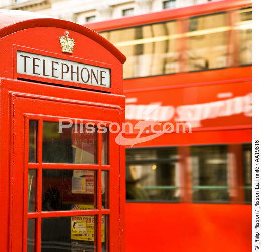 Phone box. - © Philip Plisson / Plisson La Trinité / AA19816 - Photo Galleries - Town [England]