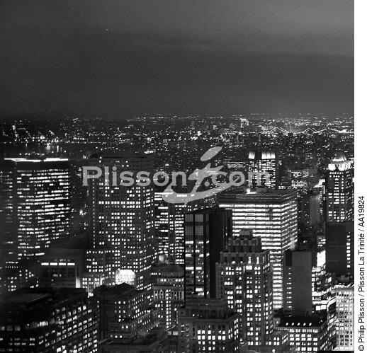 New-York by night. - © Philip Plisson / Plisson La Trinité / AA19824 - Nos reportages photos - Ville [New York]