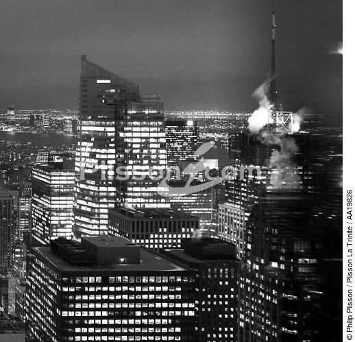 New-York by night. - © Philip Plisson / Plisson La Trinité / AA19826 - Nos reportages photos - Noir et blanc