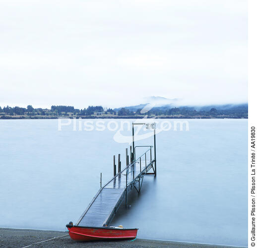 Lake Te Anau. - © Guillaume Plisson / Plisson La Trinité / AA19830 - Photo Galleries - Small boat