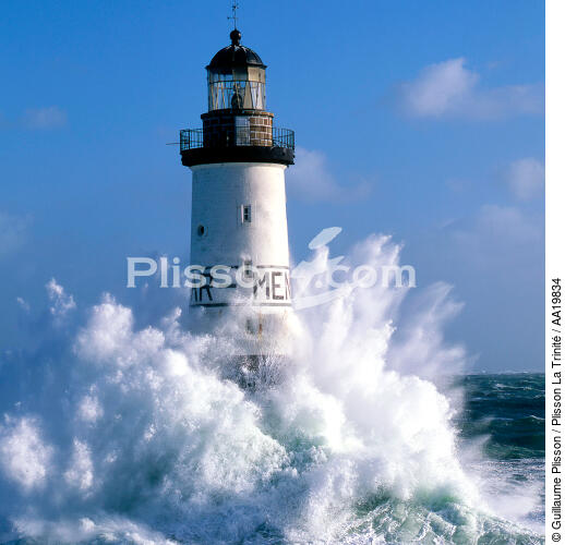 Le phare d'Ar Men dans le Finistère. - © Guillaume Plisson / Pêcheur d’Images / AA19834 - Nos reportages photos - Finistère